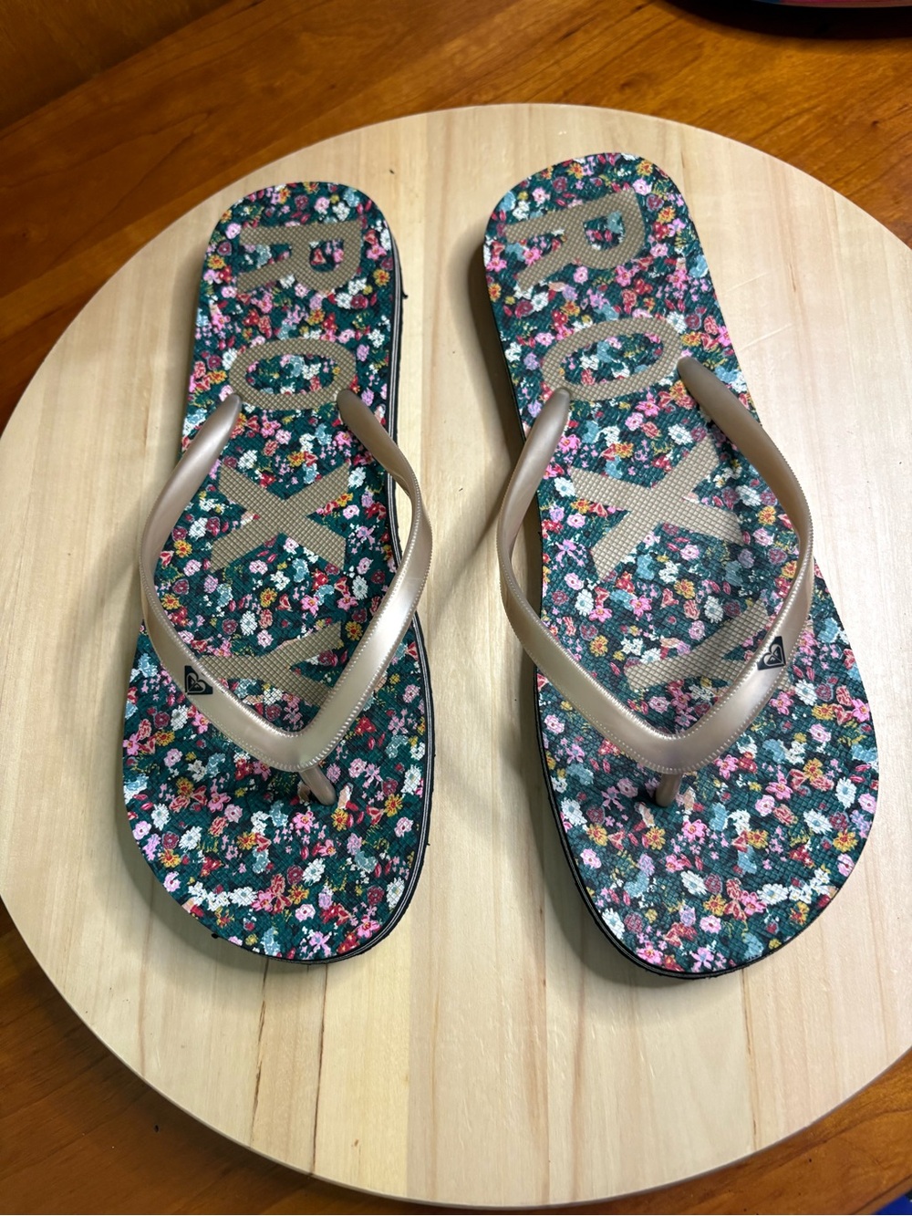 Roxy girls' flip flops feature a vibrant floral on the footbed, STARFISH V